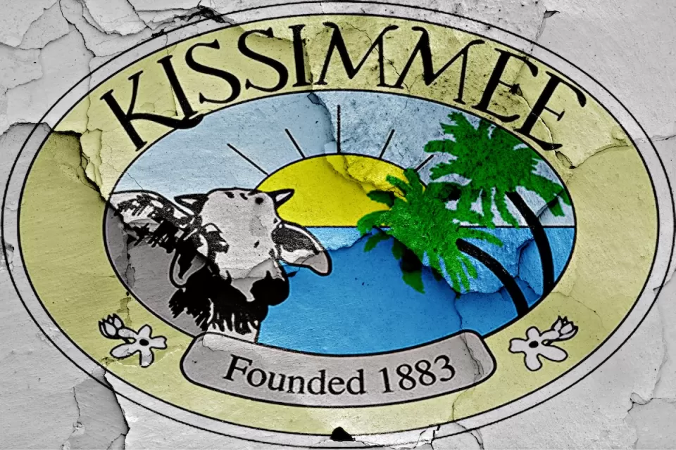 Kissimmee, Florida "Founded 1883" crest painted on cracked wall.